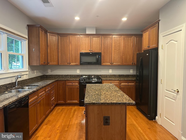 93 Heron Ln, Occoquan, VA 22125 - kitchen featuring black appliances, a sink, light wood-type flooring, a center island, and recessed lighting