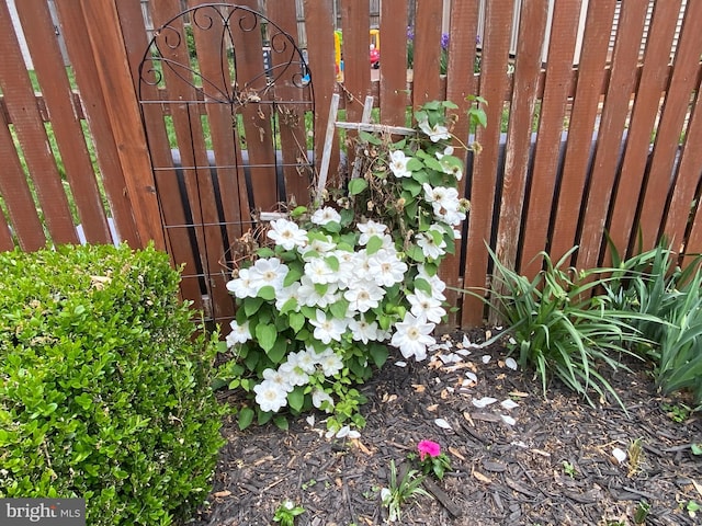 104 E Oxford Ave, Alexandria, VA 22301 - exterior view of fence