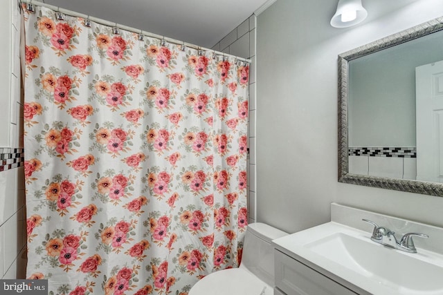 1811 Halifax Rd, Woodbridge, VA 22191 - full bathroom featuring toilet, a shower with shower curtain, and vanity
