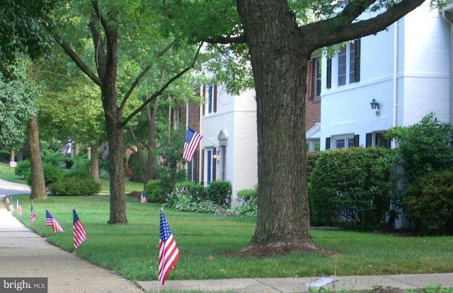 view of front of house featuring a front lawn and brick siding