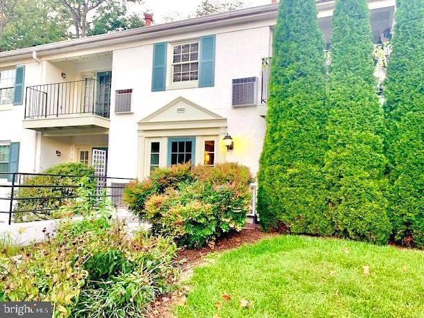 5802 Torington Dr Unit H, Springfield, VA 22152 - rear view of property with stucco siding and a yard