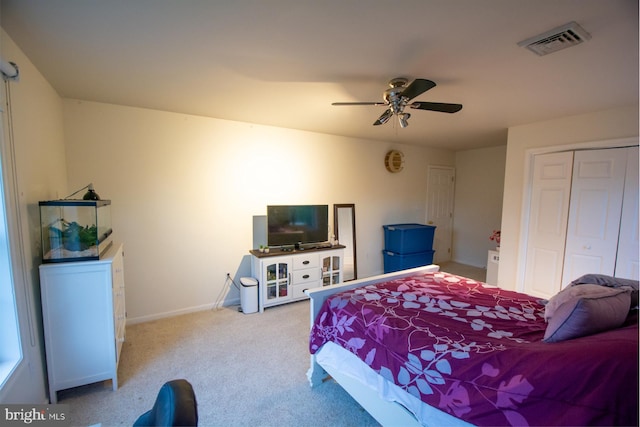 bedroom featuring carpet floors, baseboards, a ceiling fan, and a closet