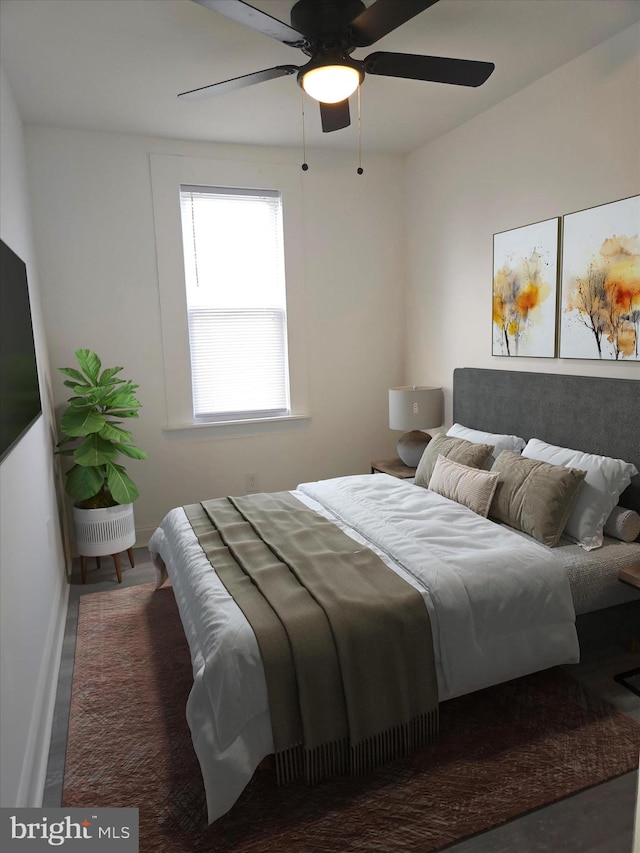 bedroom with ceiling fan and baseboards