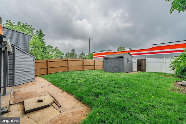 view of yard featuring a storage unit and an outdoor structure