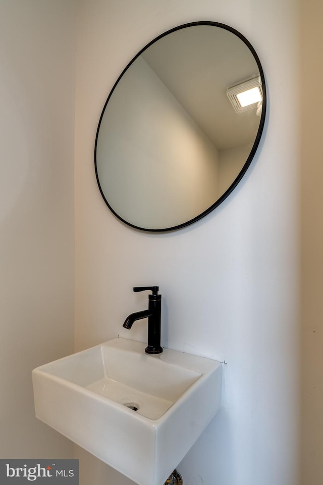bathroom featuring a sink