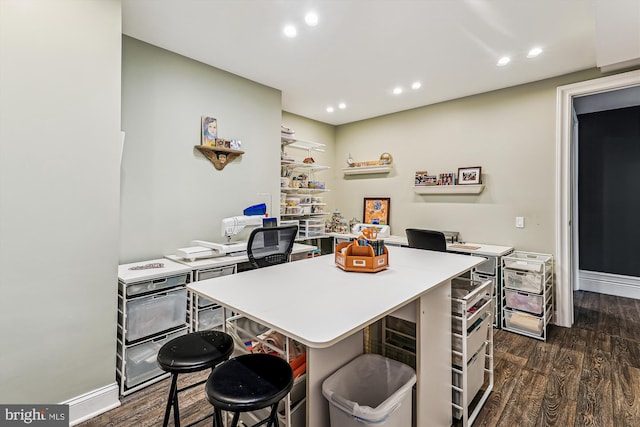kitchen with dark wood-style flooring, a center island, a kitchen breakfast bar, recessed lighting, and light countertops