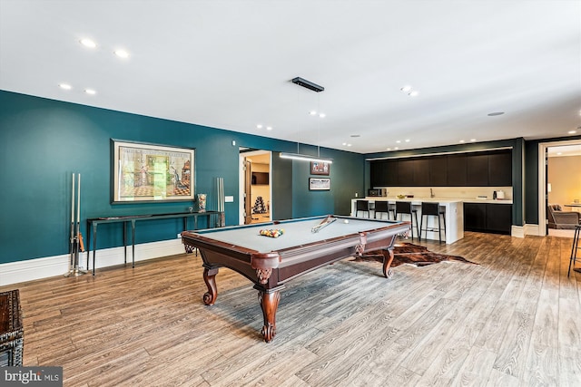 rec room featuring light wood-style floors, billiards table, recessed lighting, baseboards, and bar area