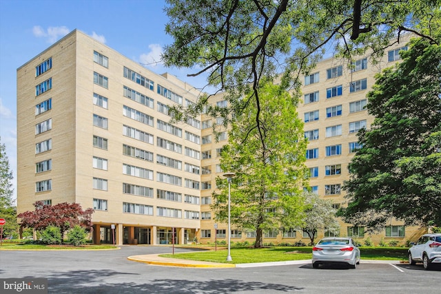 view of apartment building / complex