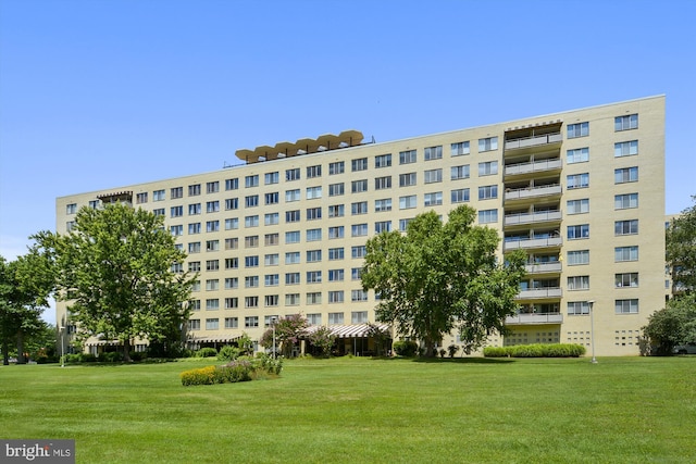 view of apartment building / complex