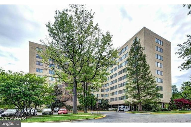 view of apartment building / complex