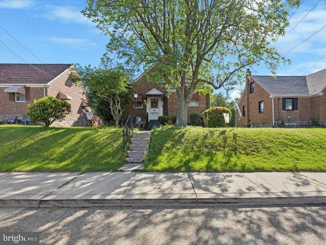 view of front of home with a front lawn