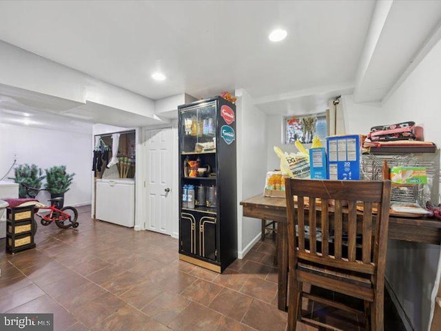 bar area featuring recessed lighting