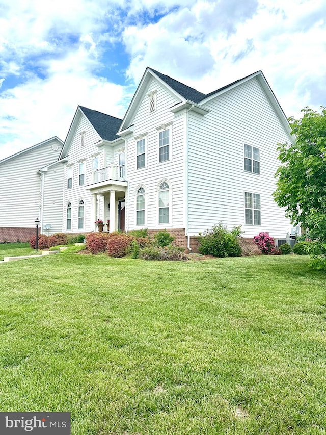 16335 Admeasure Cir, Woodbridge, VA 22191 - view of front of home with a front lawn
