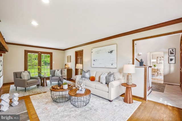 living area featuring ornamental molding, baseboards, wood finished floors, and recessed lighting