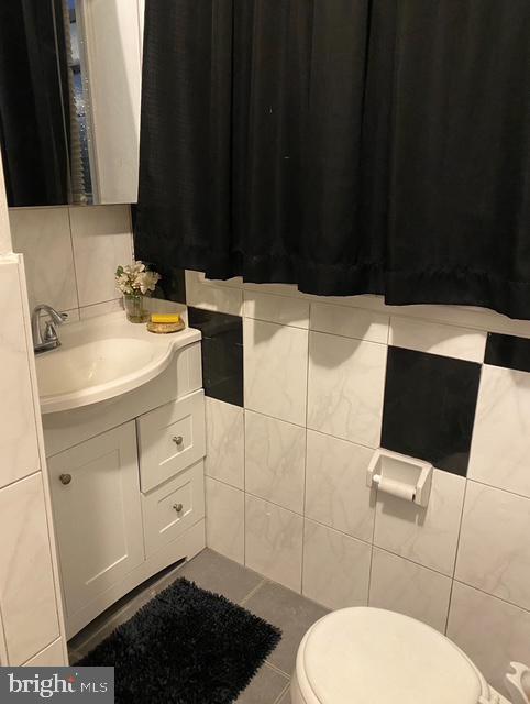 4400 N Franklin St, Philadelphia, PA 19140 - bathroom featuring toilet, vanity, and tile walls