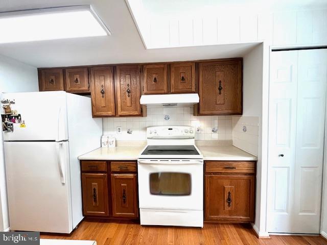 5044 Head Ct, Fairfax, VA 22032 - kitchen featuring white appliances, under cabinet range hood, light countertops, and tasteful backsplash