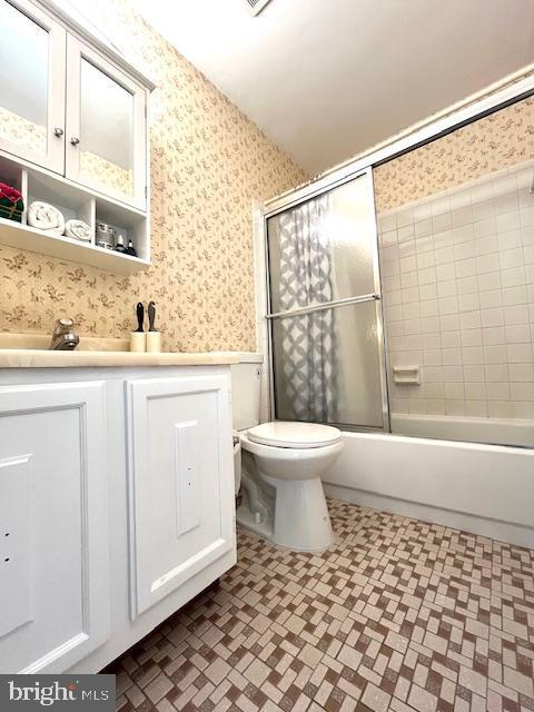 5044 Head Ct, Fairfax, VA 22032 - bathroom featuring wallpapered walls, toilet, shower / bath combination with glass door, and vanity