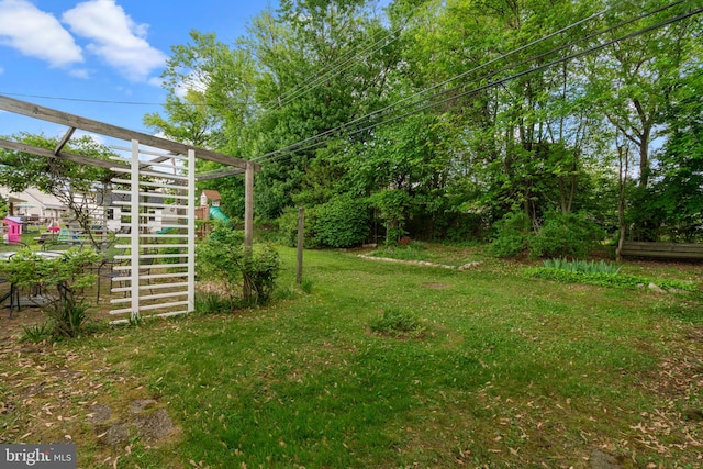 20 Hollow Rd, Levittown, PA 19056 - view of grassy yard with stairs