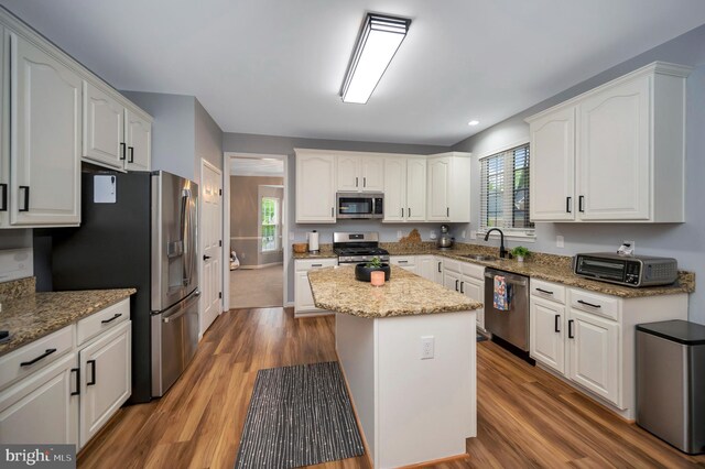 32 Beau Ridge Dr, Stafford, VA 22556 - kitchen featuring stainless steel appliances, a sink, wood finished floors, white cabinetry, and recessed lighting
