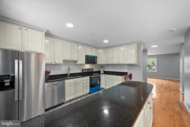 4559 Airlie Way, Annandale, VA 22003 - kitchen with stainless steel appliances, a sink, tasteful backsplash, baseboards, and recessed lighting