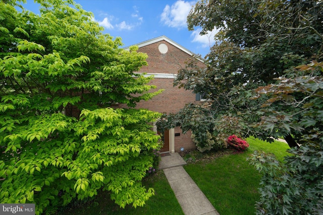 4559 Airlie Way, Annandale, VA 22003 - view of property hidden behind natural elements with brick siding and a front yard