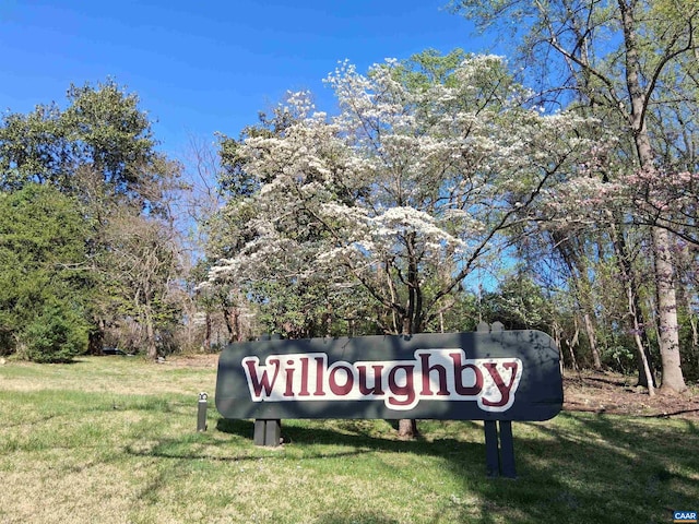 community / neighborhood sign featuring a lawn