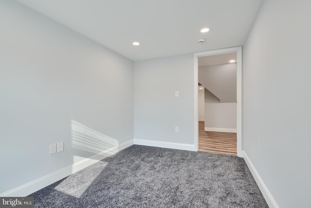 spare room featuring carpet floors, a smoke detector, baseboards, and recessed lighting