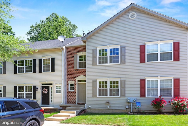 multi unit property featuring a front lawn