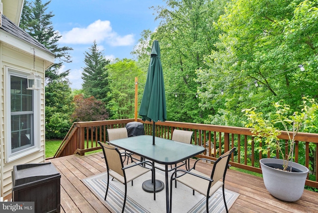 deck featuring outdoor dining space