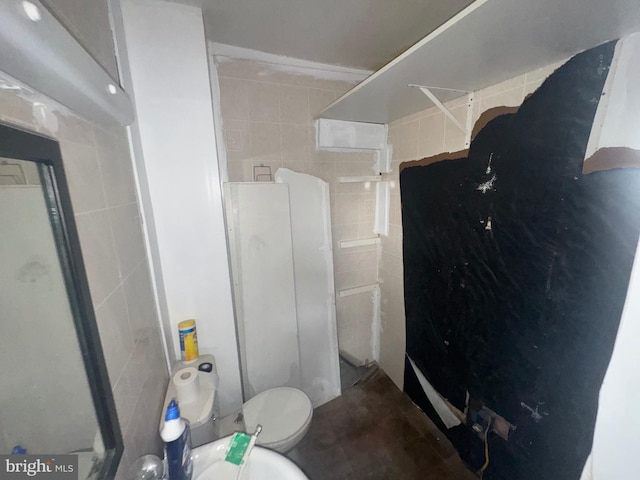 16102 Calla Hill, Mount Savage, MD 21545 - bathroom featuring tile walls, toilet, and a shower