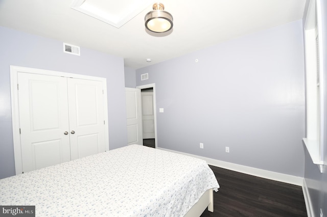 41 Green Dome Pl, Gaithersburg, MD 20878 - bedroom with dark wood-style flooring, baseboards, and a closet