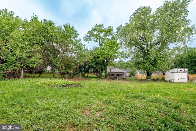 609 6th Ave, Brunswick, MD 21716 - view of yard featuring fence