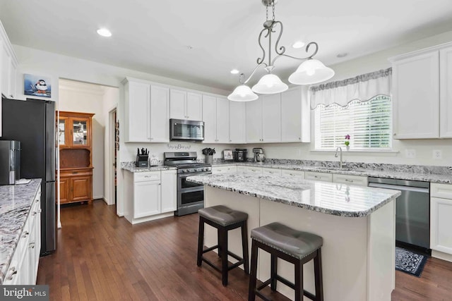 7571 Kindler Overlook Dr, Laurel, MD 20723 - kitchen featuring stainless steel appliances, white cabinetry, a kitchen bar, recessed lighting, and a kitchen island
