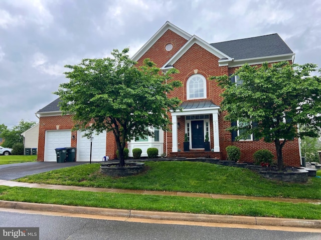 view of front of home featuring brick siding, driveway, and a front yard