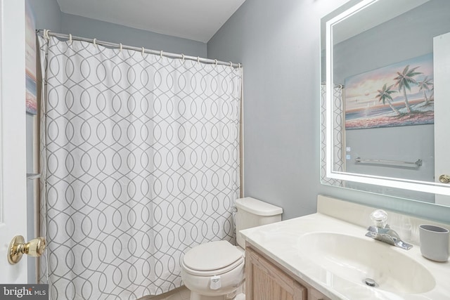 full bath with toilet, vanity, and a shower with shower curtain