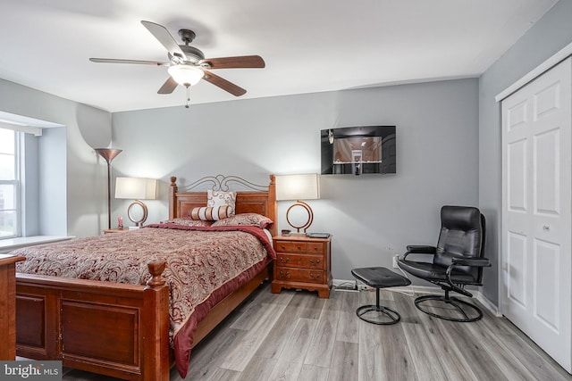 bedroom featuring wood finished floors, ceiling fan, and a closet