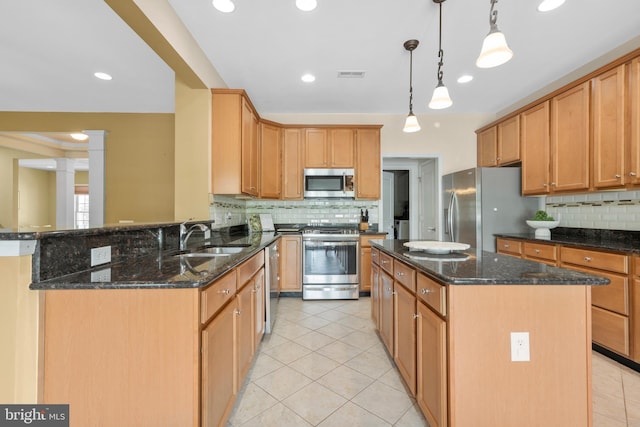 217 Liberty Trail Ct W, Fountainville, PA 18923 - kitchen featuring stainless steel appliances, a sink, decorative backsplash, and a center island