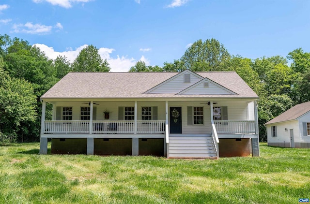 view of front of house with ceiling fan, a porch, and a front yard