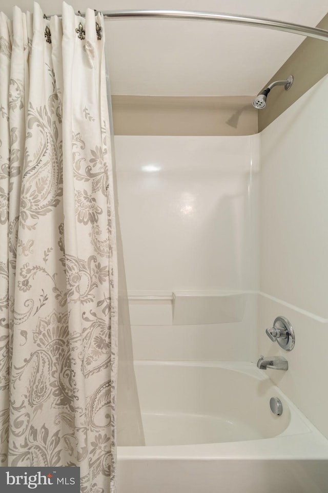 336 Deerpath Ave SW, Leesburg, VA 20175 - full bathroom featuring shower / bathtub combination with curtain