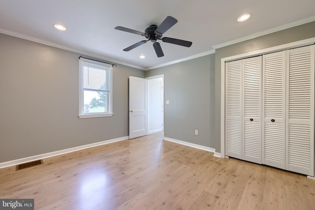 unfurnished bedroom featuring light wood-type flooring, recessed lighting, baseboards, a closet, and ornamental molding