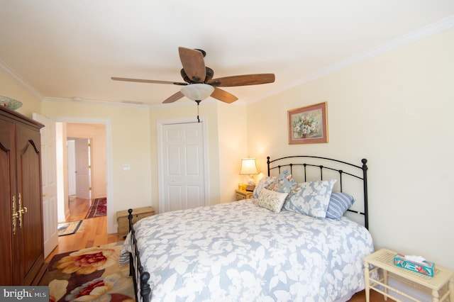 4906 Timbermarsh Ln, Woolford, MD 21677 - bedroom featuring crown molding, light wood-style floors, ceiling fan, and a closet