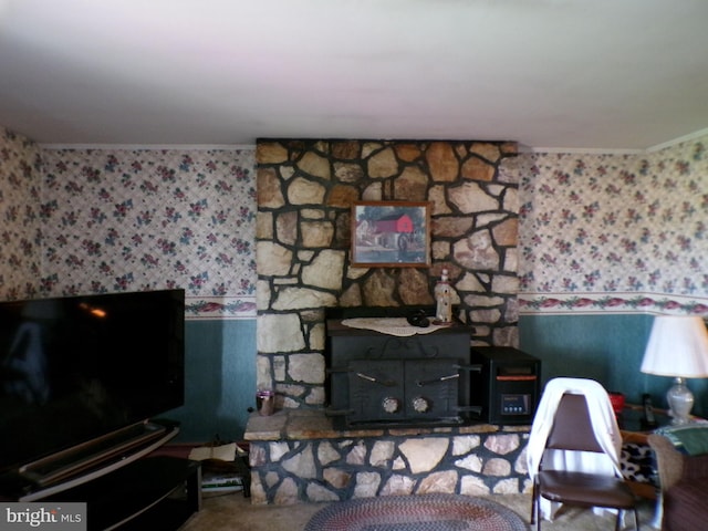 2713 Rowe Rd, New Windsor, MD 21776 - living area featuring wallpapered walls and crown molding