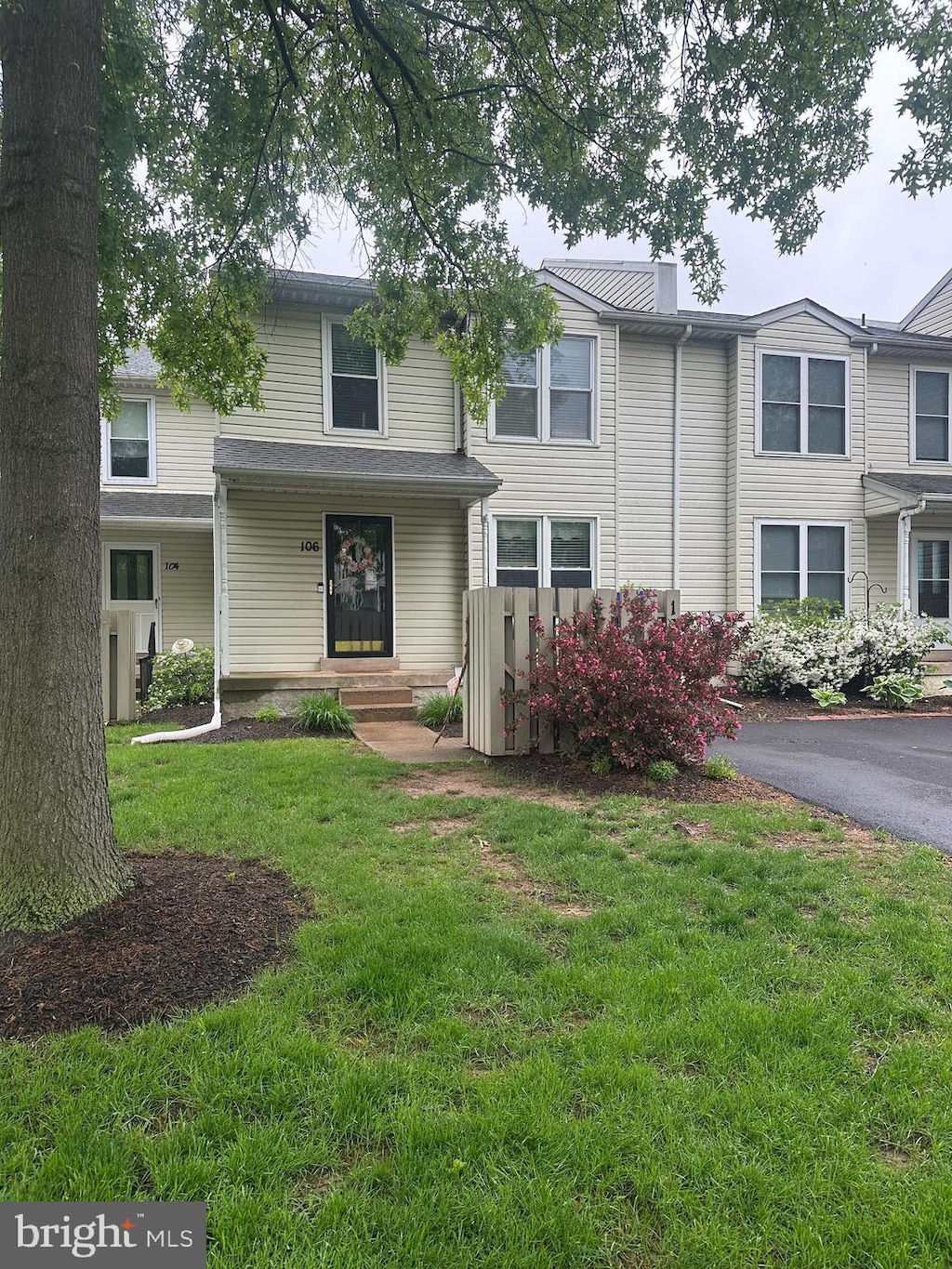 multi unit property featuring a front yard