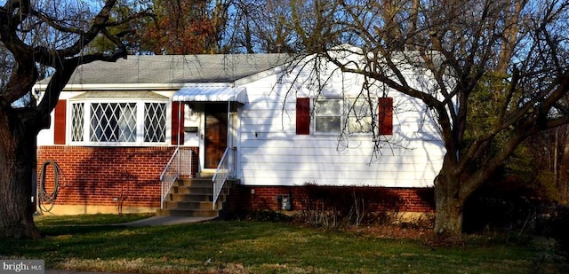 view of front facade featuring a front lawn