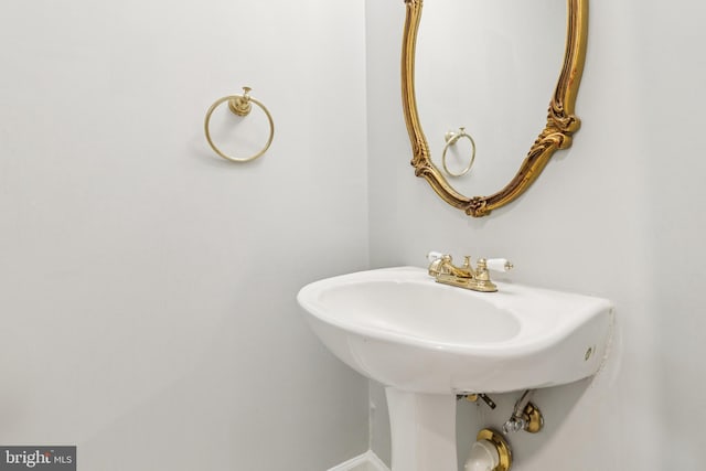 7702 Ousley Pl, Alexandria, VA 22315 - bathroom with baseboards and a sink