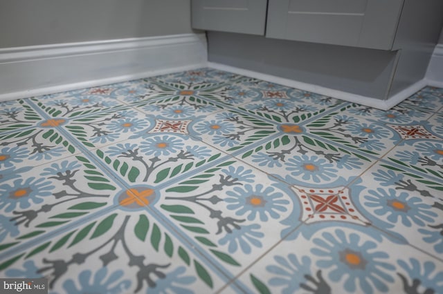 3902 Biddison Ln, Baltimore, MD 21206 - detailed view of baseboards
