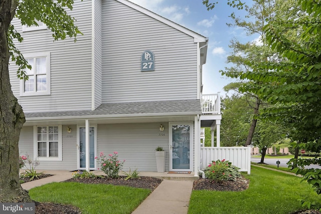 2706 Wimbledon Way, Blackwood, NJ 08012 - view of front of property featuring a balcony, a front yard, and a shingled roof
