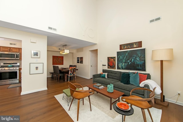 2706 Wimbledon Way, Blackwood, NJ 08012 - living area featuring dark wood finished floors, baseboards, and a high ceiling