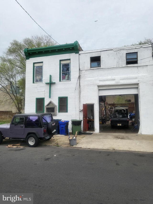 view of front of home with driveway