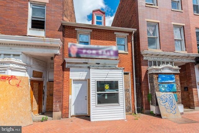 view of front facade featuring brick siding